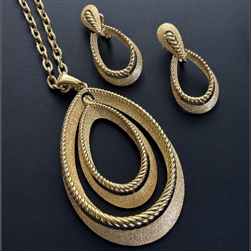 Crown Trifari – Vintage 60s Treasure: Necklace & Clip-On Earrings ✨